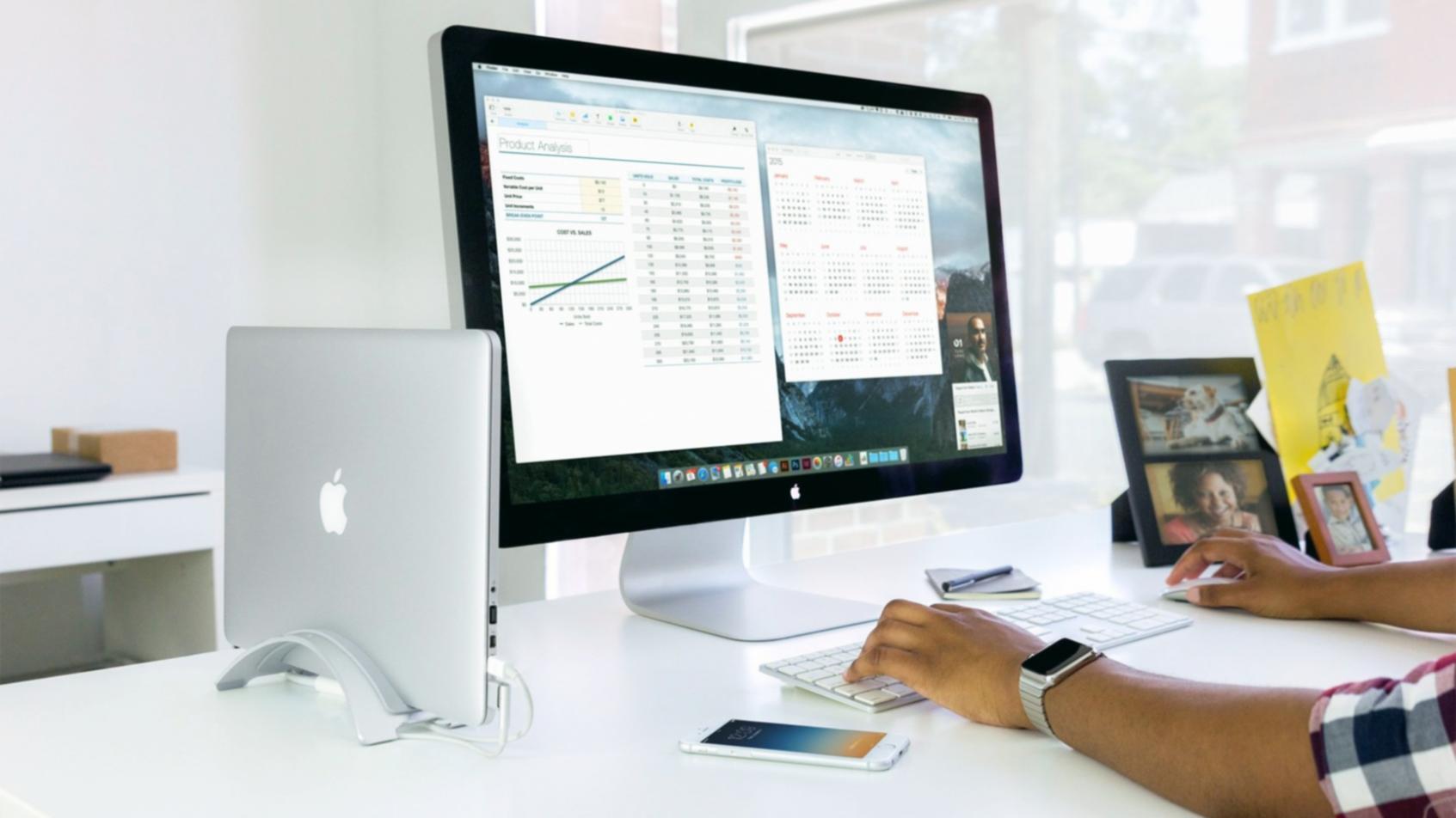 Student lucrând la proiect